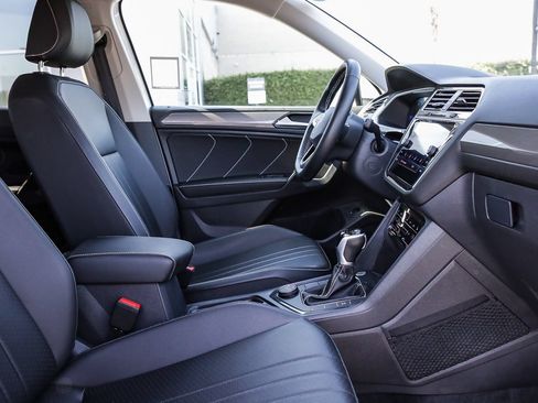 Used 2024 Volkswagen Tiguan SE AWD/4WD image 17