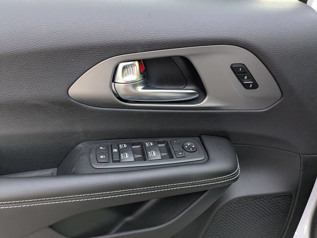 New 2027 Chrysler Pacifica Select AWD/4WD image 15