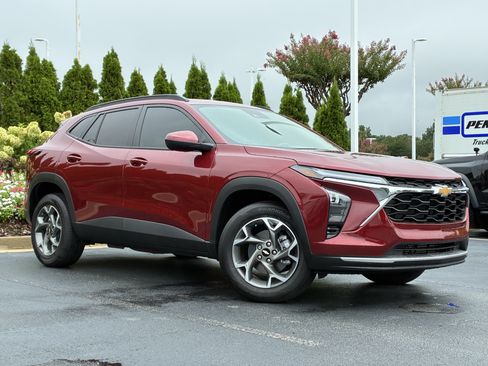 Used 2025 Chevrolet Trax LT w/ Driver Confidence Package FWD image 2