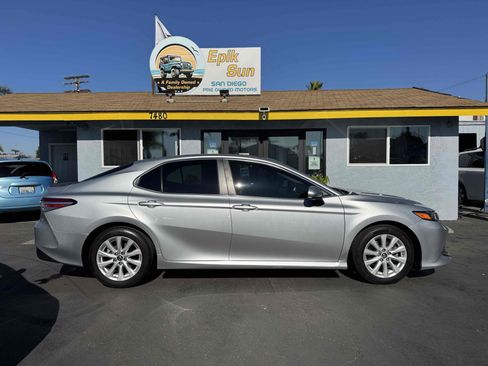 Used 2018 Toyota Camry LE image 4