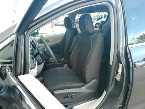 Used 2023 Chrysler Voyager LX image 16