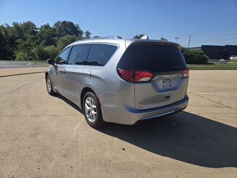 Used 2019 Chrysler Pacifica Touring-L Plus w/ Tire & Wheel Group FWD image 6