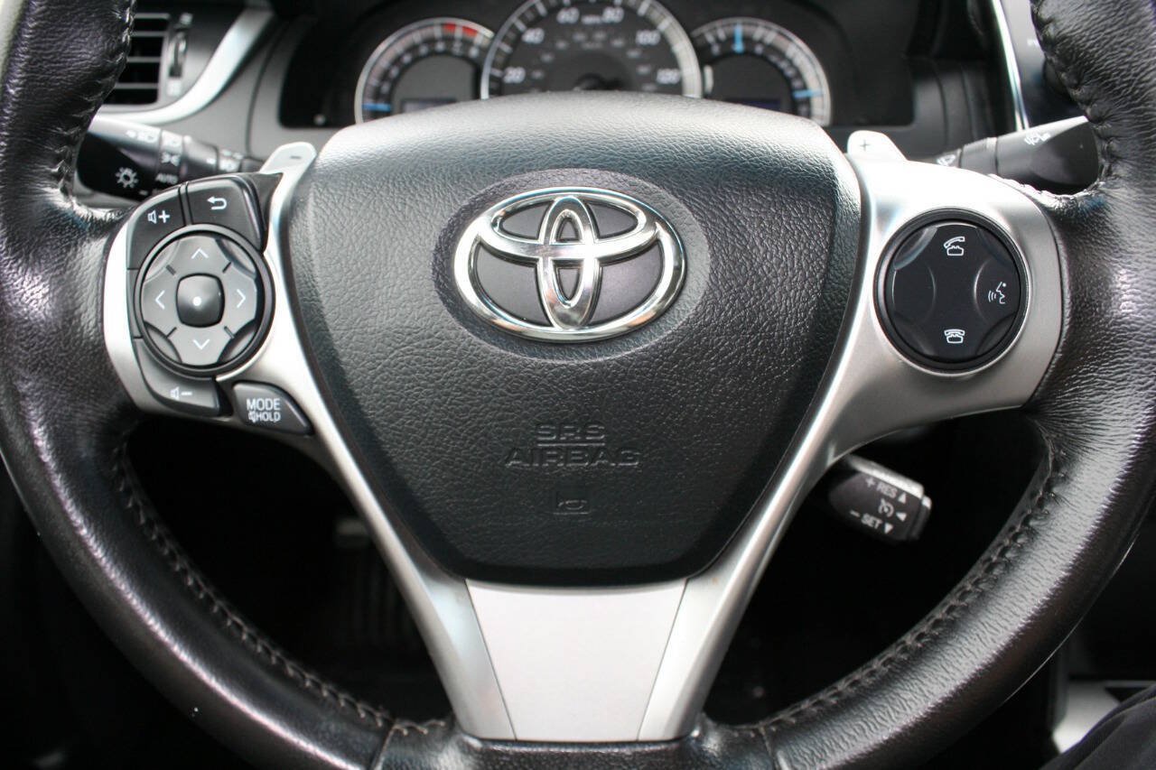 Used 2012 Toyota Camry SE w/ Leather Pkg FWD image 16
