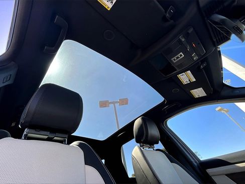 Used 2023 Land Rover Discovery Sport SE R-Dynamic image 14