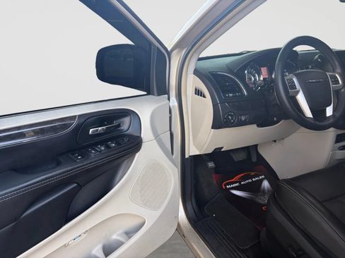 Used 2015 Chrysler Town & Country Touring-L w/ Driver Convenience Group FWD image 11