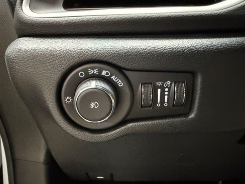Used 2025 Chrysler Pacifica Select FWD image 18