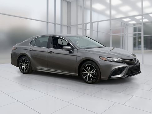 Used 2024 Toyota Camry SE image 8