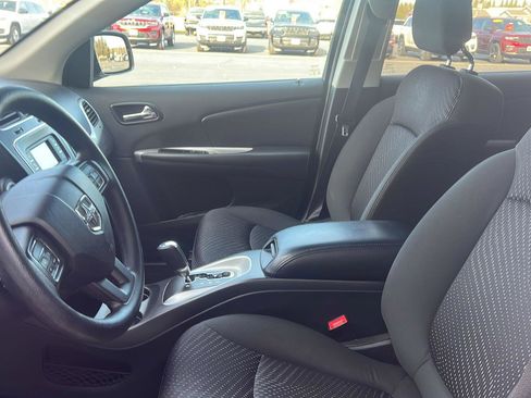 Used 2019 Dodge Journey SE image 5