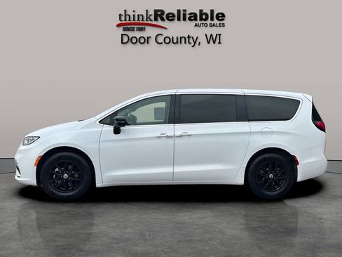 Used 2024 Chrysler Pacifica Touring-L FWD image 2