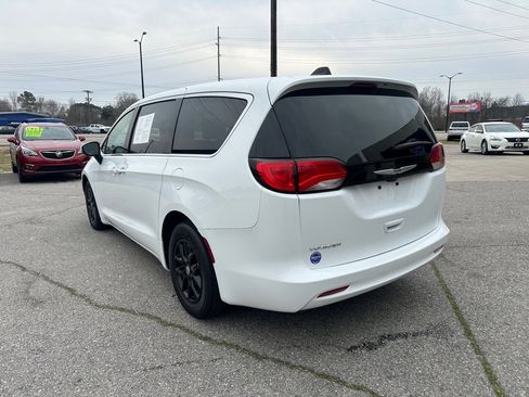 Used 2023 Chrysler Voyager LX image 3