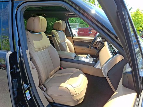 Used 2025 Land Rover Range Rover SE AWD/4WD image 3
