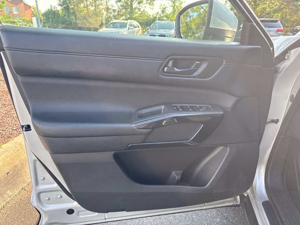 Used 2025 Nissan Pathfinder SV FWD image 16