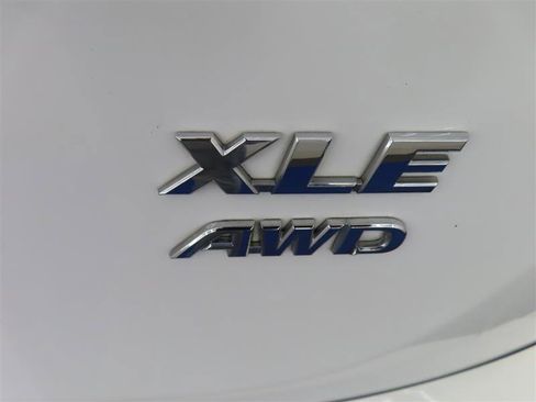Used 2018 Toyota RAV4 XLE AWD/4WD image 14