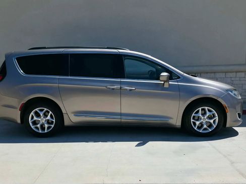 Used 2017 Chrysler Pacifica Touring-L w/ Tire & Wheel Group FWD image 2
