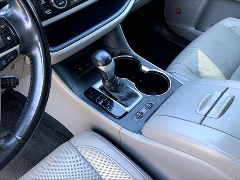 Used 2018 Toyota Highlander Limited FWD image 15