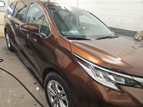 Used 2022 Toyota Sienna Limited image 3