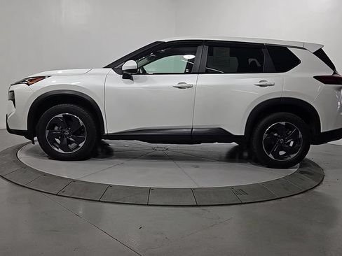 Used 2024 Nissan Rogue SV FWD image 2