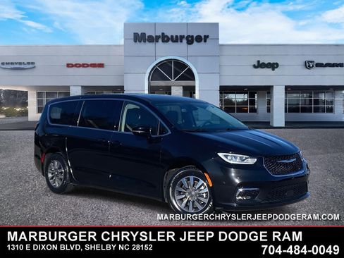 Used 2024 Chrysler Pacifica Limited FWD image 1