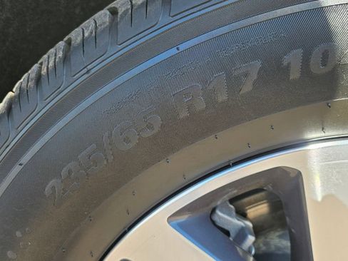 Used 2023 Chrysler Pacifica Touring-L FWD image 18