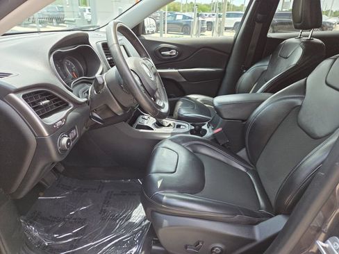 Used 2020 Jeep Cherokee Latitude Plus FWD image 28