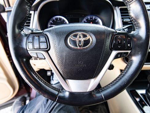 Used 2019 Toyota Highlander XLE image 23