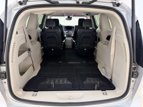 Used 2024 Chrysler Pacifica Touring-L FWD image 6