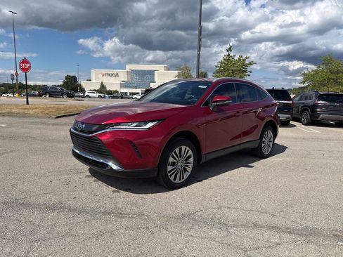 Used 2023 Toyota Venza XLE image 16