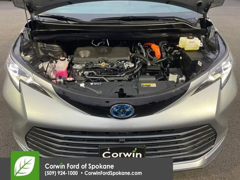 Used 2025 Toyota Sienna Platinum image 42