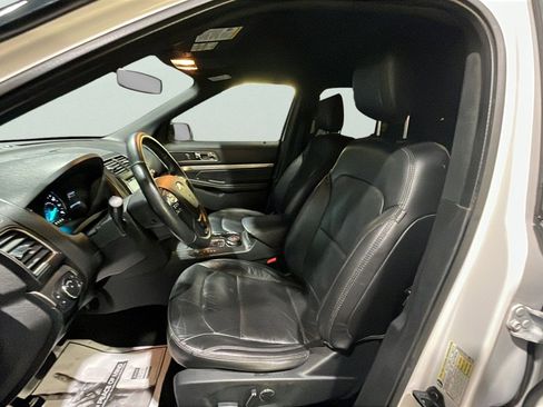 Used 2018 Ford Explorer XLT w/ Equipment Group 202A image 16