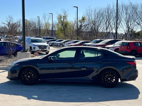 Used 2025 Toyota Camry SE image 6