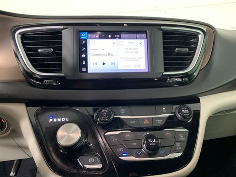 Used 2022 Chrysler Voyager LX image 28