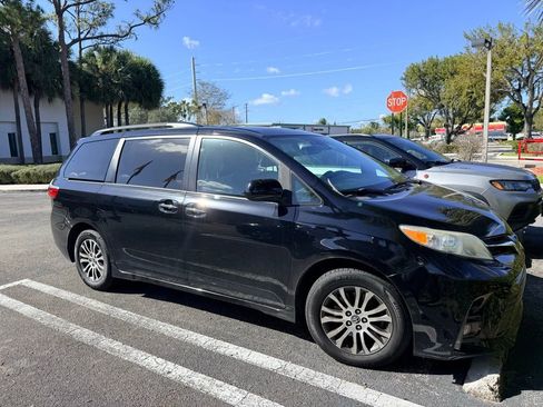 Used 2020 Toyota Sienna XLE w/ XLE Navigation Package FWD image 1