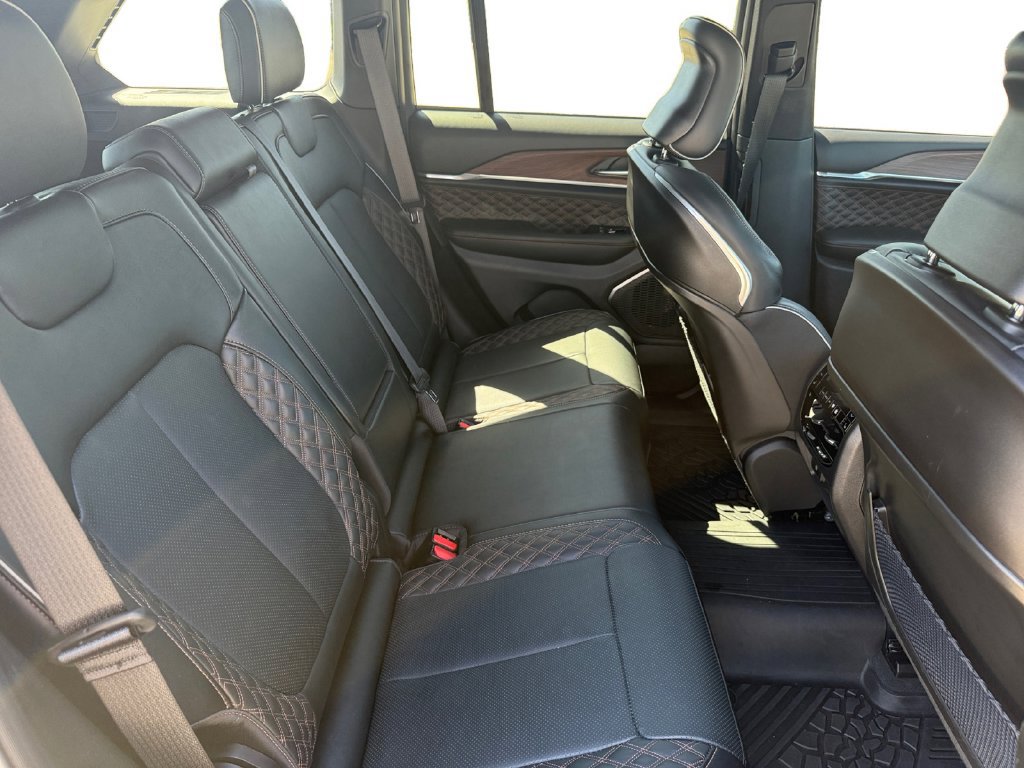 Used 2025 Jeep Grand Cherokee Summit w/ Obsidian Package AWD/4WD image 17