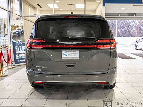 Used 2022 Chrysler Pacifica Touring image 14