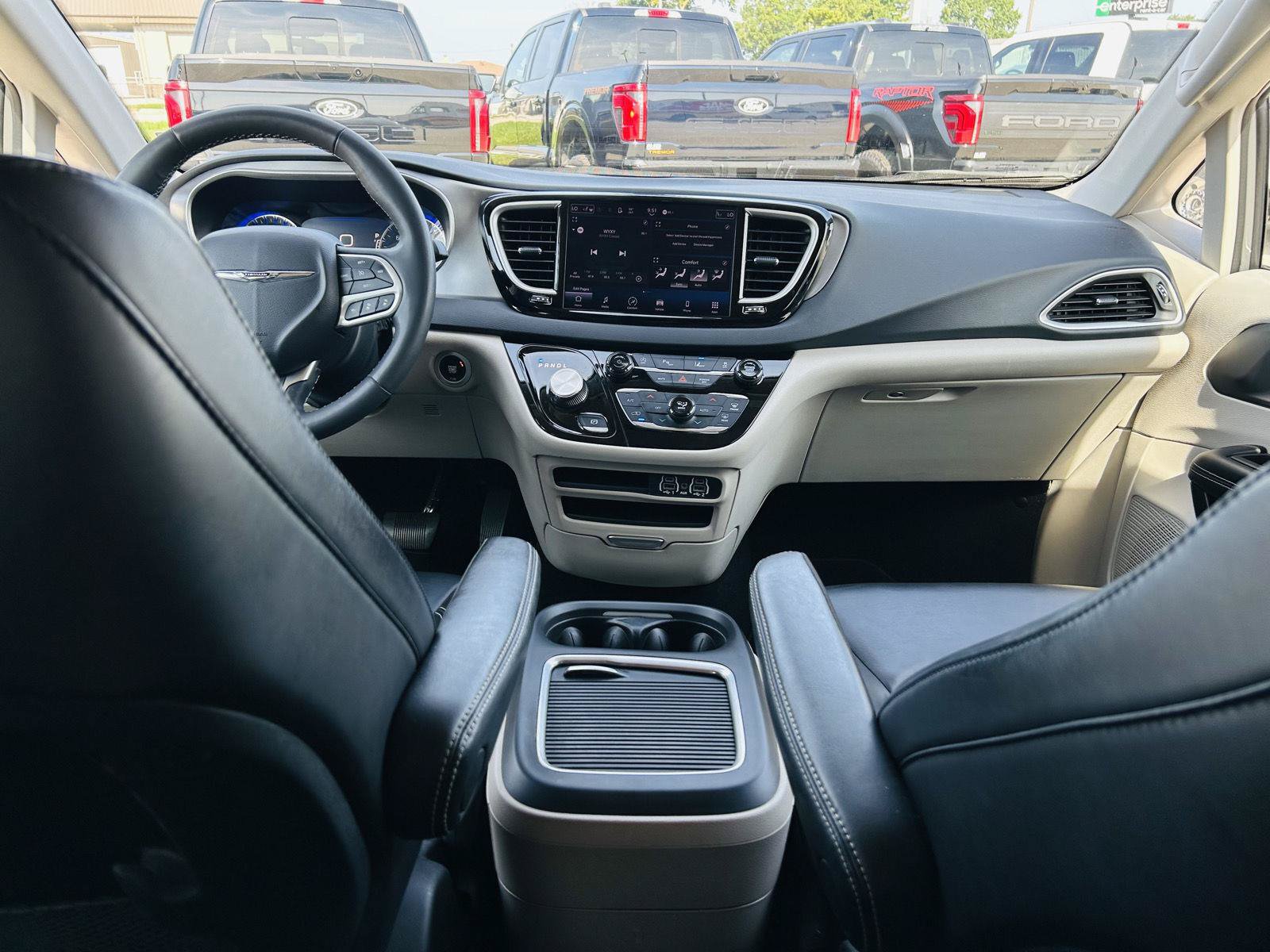 Used 2023 Chrysler Pacifica Touring-L FWD image 23