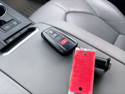 Used 2022 Toyota Highlander XLE FWD image 15