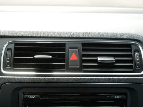 Used 2012 Volkswagen Jetta SE FWD image 29