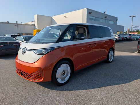 Used 2025 Volkswagen ID. Buzz Pro S Plus w/ Cupholders Package RWD image 7