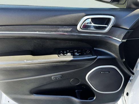 Used 2015 Jeep Grand Cherokee SRT image 18