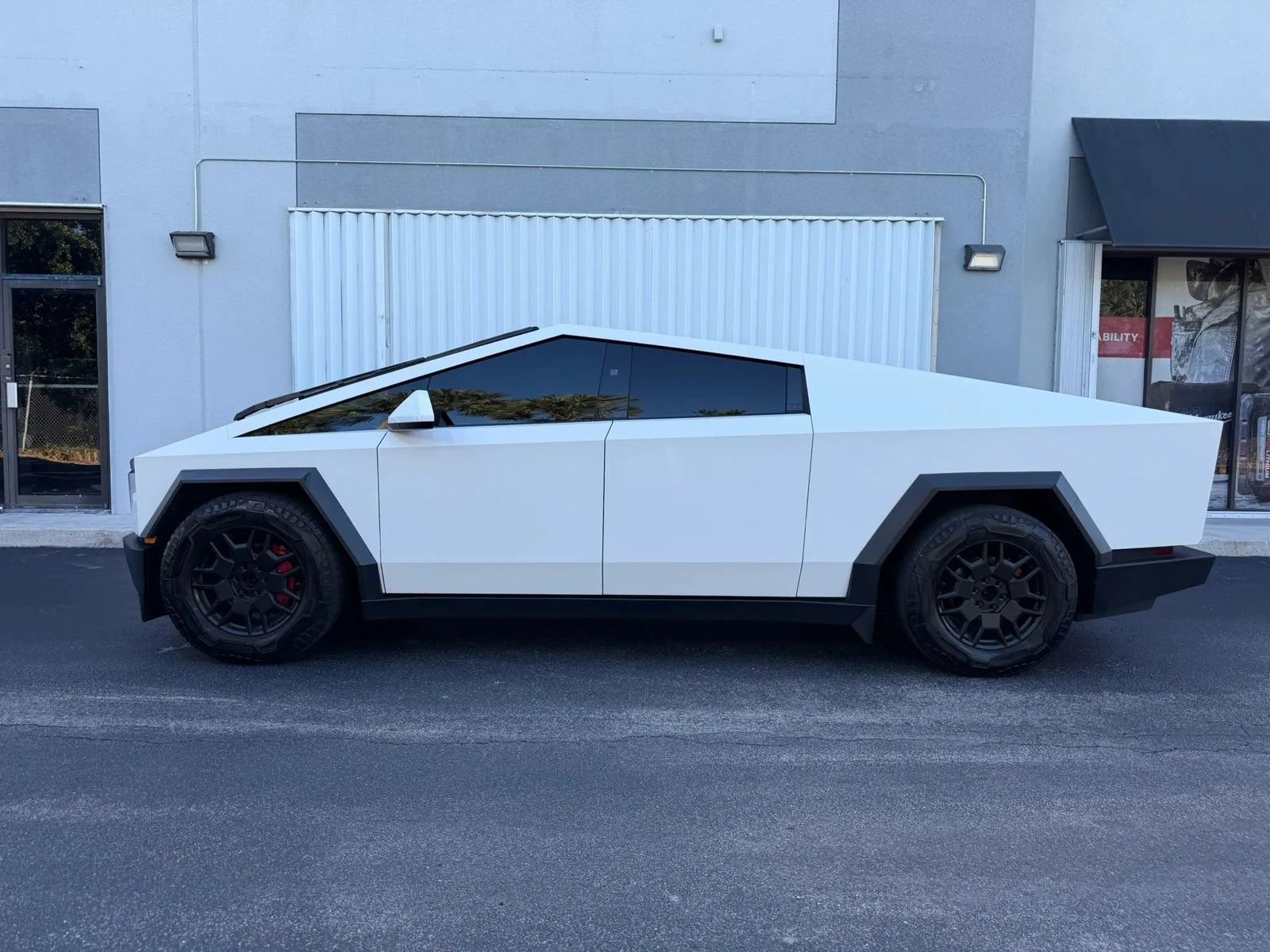 Used 2024 Tesla Cybertruck AWD Crew Cab image 4