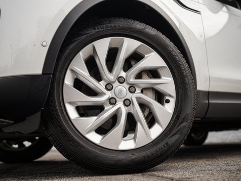 Used 2023 Land Rover Discovery S image 18