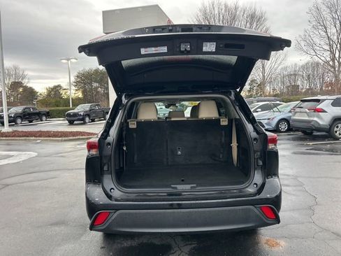 Used 2024 Toyota Highlander XLE image 7