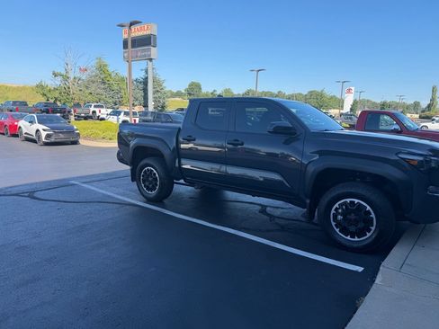 Used 2026 Toyota Tacoma TRD Off-Road AWD/4WD image 2
