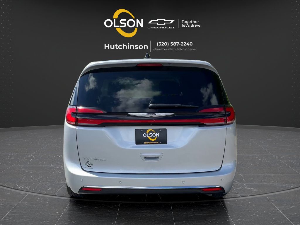 Used 2024 Chrysler Pacifica Touring-L FWD image 4