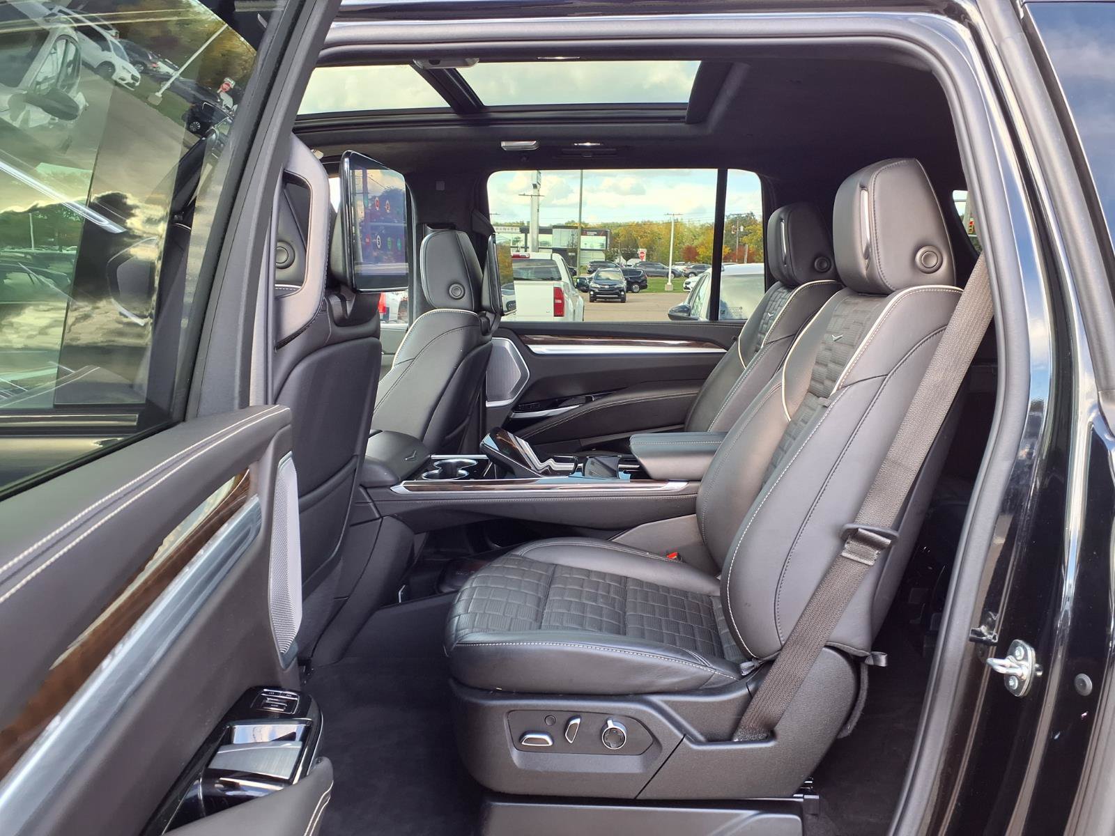 Used 2025 Cadillac Escalade ESV Sport Platinum AWD/4WD image 13