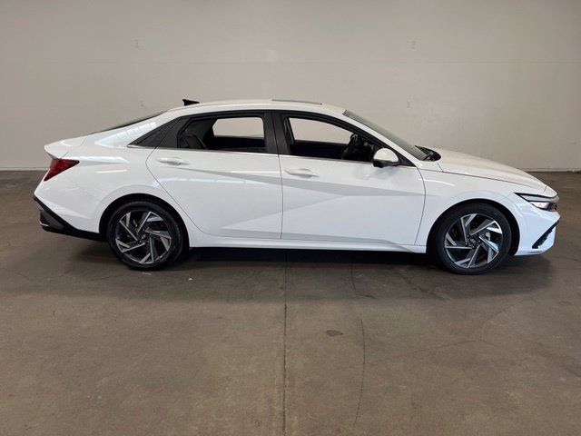 Used 2024 Hyundai Elantra Limited FWD image 2