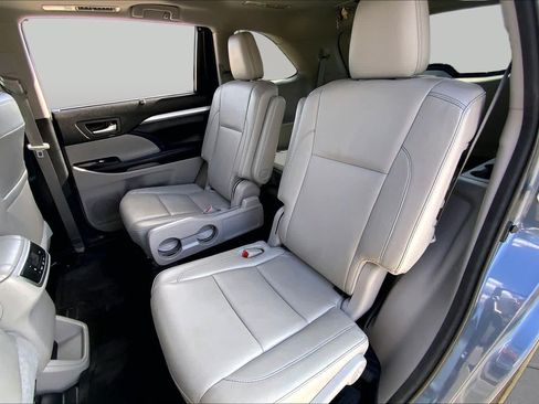 Used 2018 Toyota Highlander XLE FWD image 20