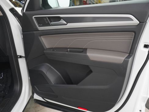 Used 2022 Volkswagen Atlas SEL R-Line AWD/4WD image 9