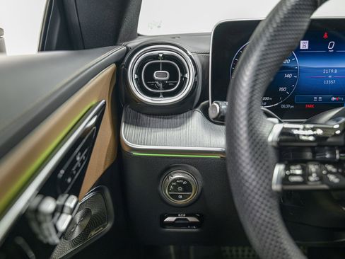 Used 2025 Mercedes-Benz CLE 300 4MATIC Coupe image 17