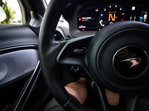 Used 2025 McLaren Artura image 19